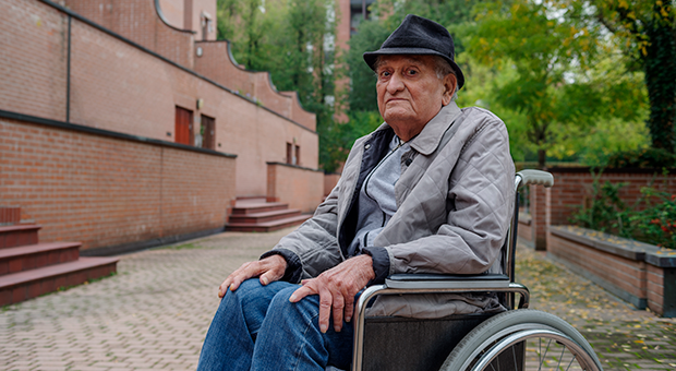 Acessibilidade nos condomínios: idoso passeando na cadeira de rodas